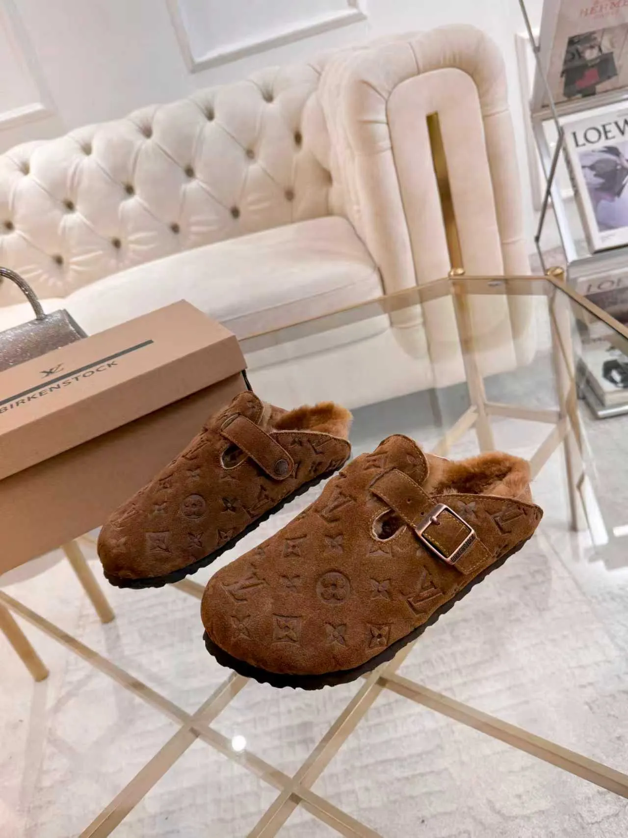 p600 ✨ LV wool slippers for couples｜Even the toes exude a sense of luxury ✨ We have achieved the ultimate restoration of the "high version" of this pair of LV classic Birkenstock slippers, with the mark of luxury in every detail. 👫 ▫️ Original jacquard with delicate cowhide leather, retro texture is at your fingertips; ▫️ 100% pure wool lining, wearing barefoot is like stepping on clouds, skin-friendly, breathable and not sweaty; ▫️ Three-dimensional toe cap + non-slip rubber sole, safe and secure when walking in the wind.  The belt buckle and presbyopia elements are embellished, revealing the aura of a big-name brand in a low-key manner. Whether it is on a date or out on the street, every step is like walking in the middle of a show.  Pair it with jeans for a lazy and casual look; with a coat and skirt, it will look elegant. With one pair of shoes, you can easily switch between multiple styles, and you never have to be deliberate about the sense of luxury.  #LVcouples #high-endwear #lightluxurylife #quality recommendation Fabric: classic presbyopia/imported sheepskin/classic jacquard fabric Lining: imported wool lining Sole: original rubber sole Size: Female 35-41 Male 38-46